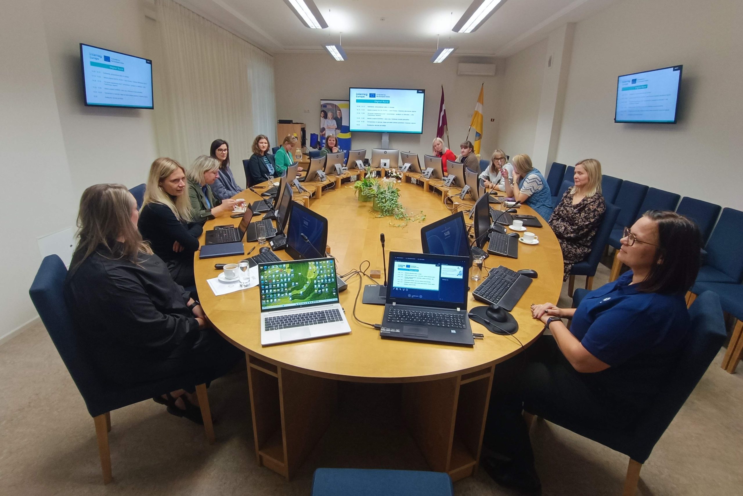 prasmes un tehnologiju pieejamiba nosacijumi digitalas plaisas mazinasanai starp pilsetu un laukiem