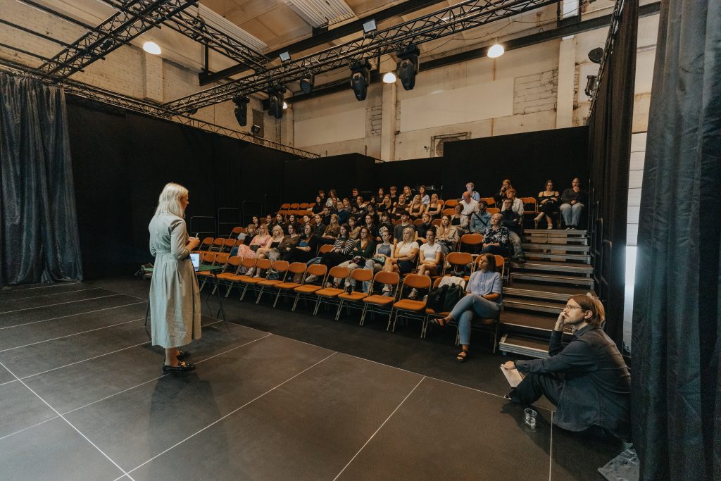 jauniesi iejutas pilsetas arhitekta loma un piedava idejas valmieras nakotnei