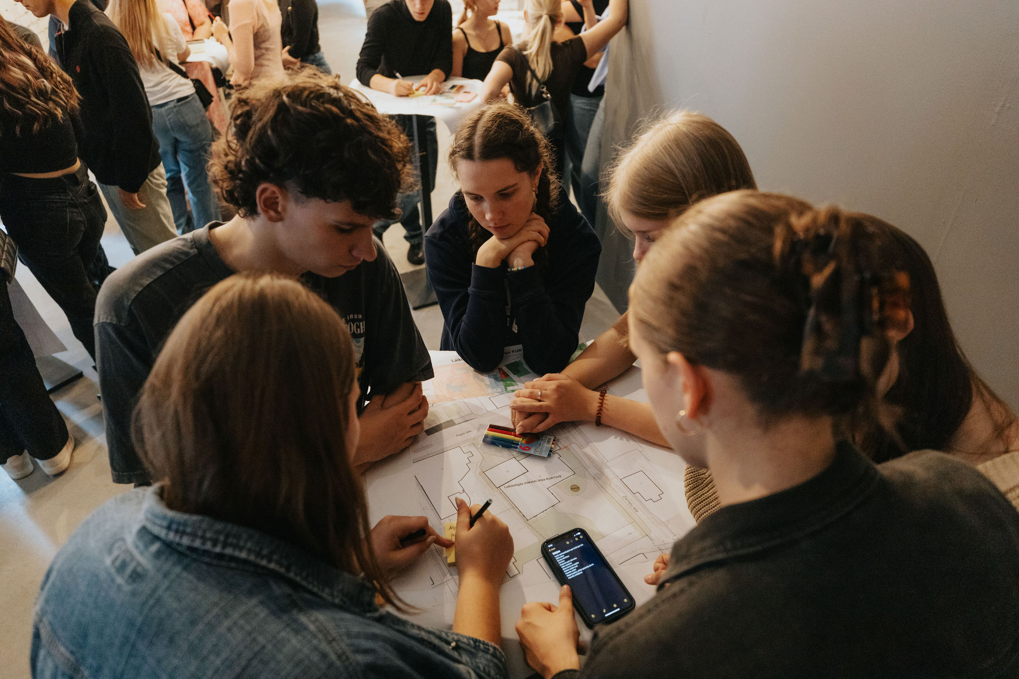 jauniesi iejutas pilsetas arhitekta loma un piedava idejas valmieras nakotnei