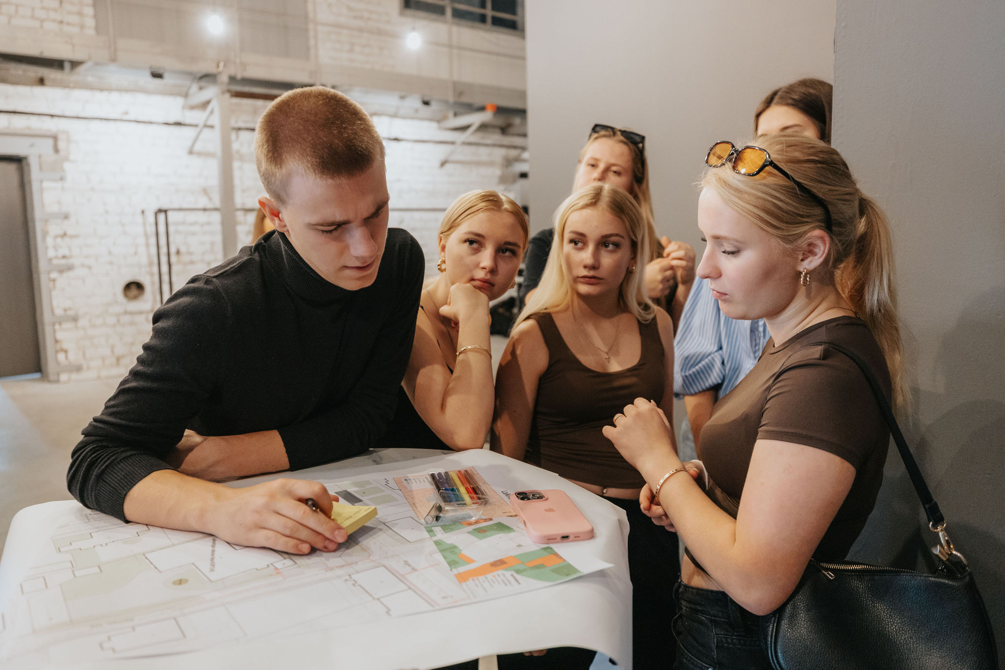 jauniesi iejutas pilsetas arhitekta loma un piedava idejas valmieras nakotnei