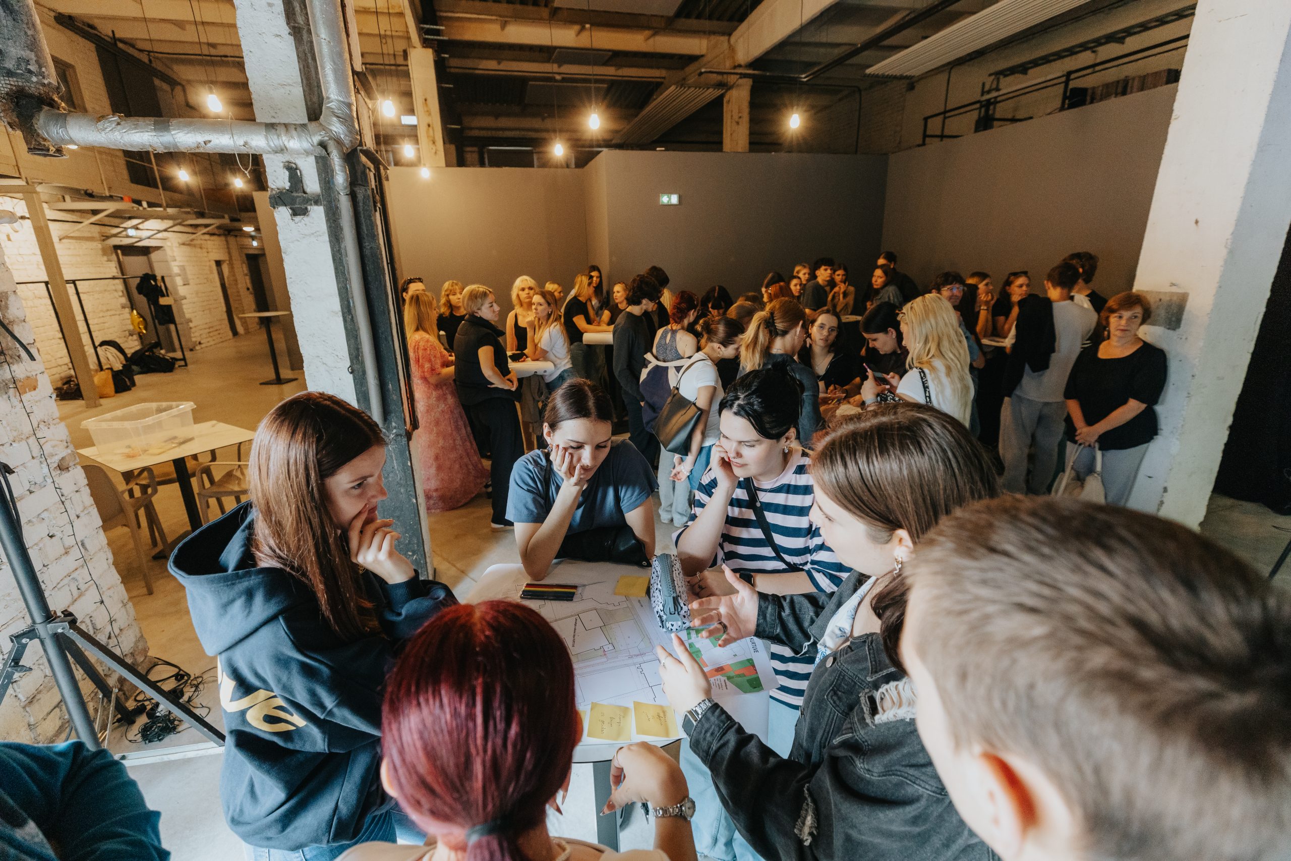 jauniesi iejutas pilsetas arhitekta loma un piedava idejas valmieras nakotnei