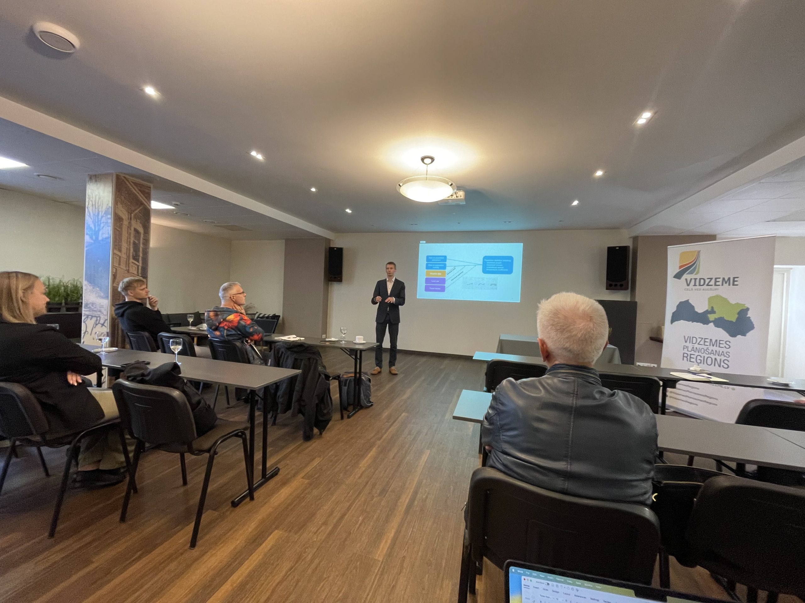 dronu tehnologiju attistiba prasa ne tikai iesaistito pusu sadarbibu bet ari jaunus risinajumus datu ieguvei un drosibas izaicinajumiem