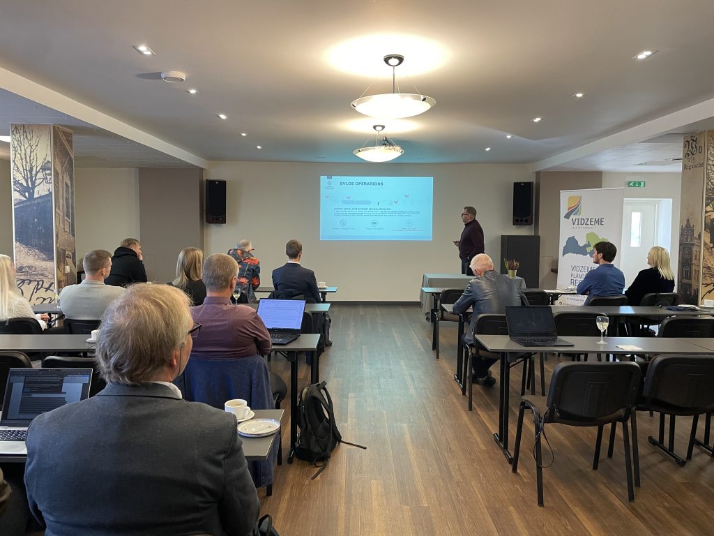 dronu tehnologiju attistiba prasa ne tikai iesaistito pusu sadarbibu bet ari jaunus risinajumus datu ieguvei un drosibas izaicinajumiem