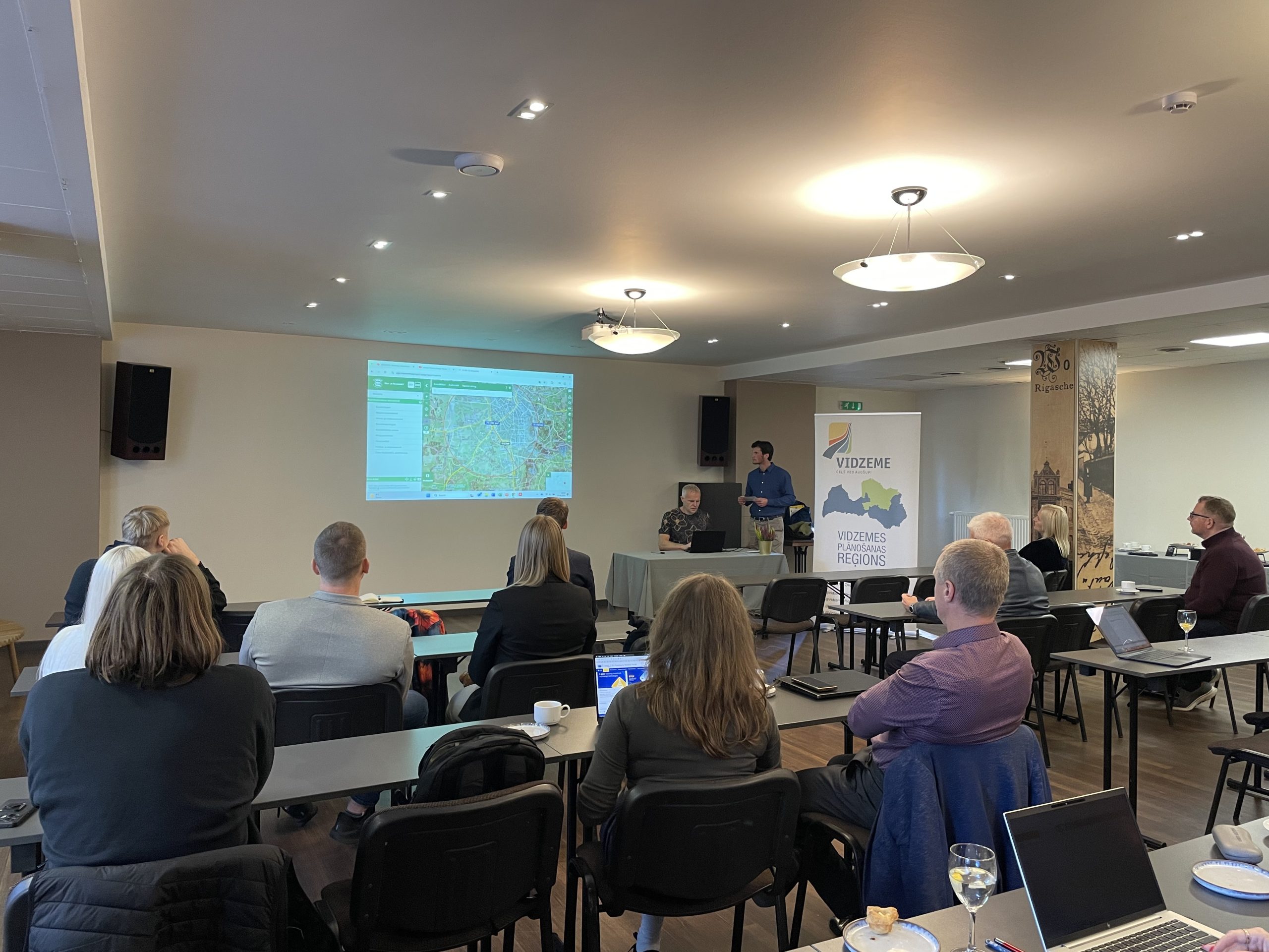 dronu tehnologiju attistiba prasa ne tikai iesaistito pusu sadarbibu bet ari jaunus risinajumus datu ieguvei un drosibas izaicinajumiem