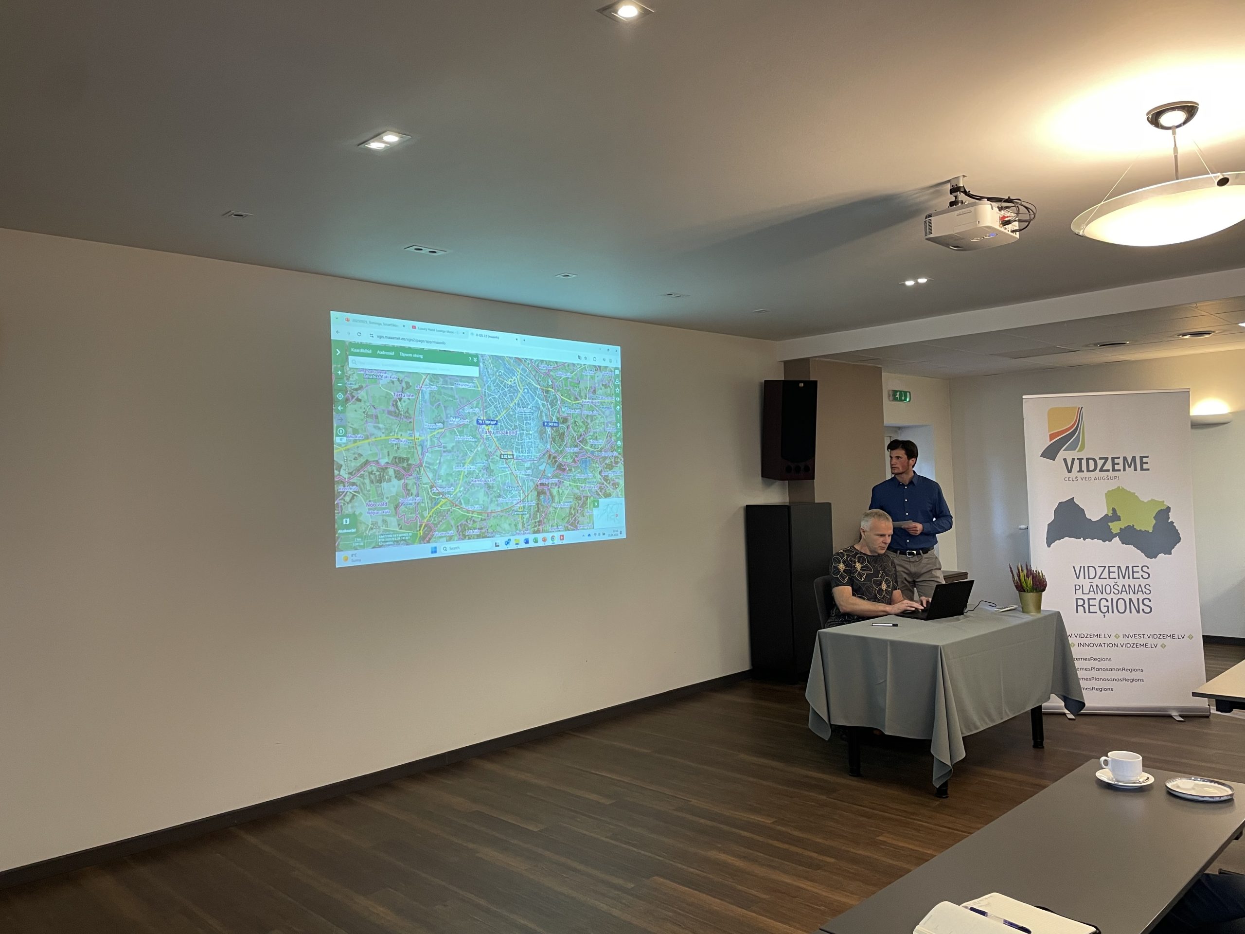 dronu tehnologiju attistiba prasa ne tikai iesaistito pusu sadarbibu bet ari jaunus risinajumus datu ieguvei un drosibas izaicinajumiem