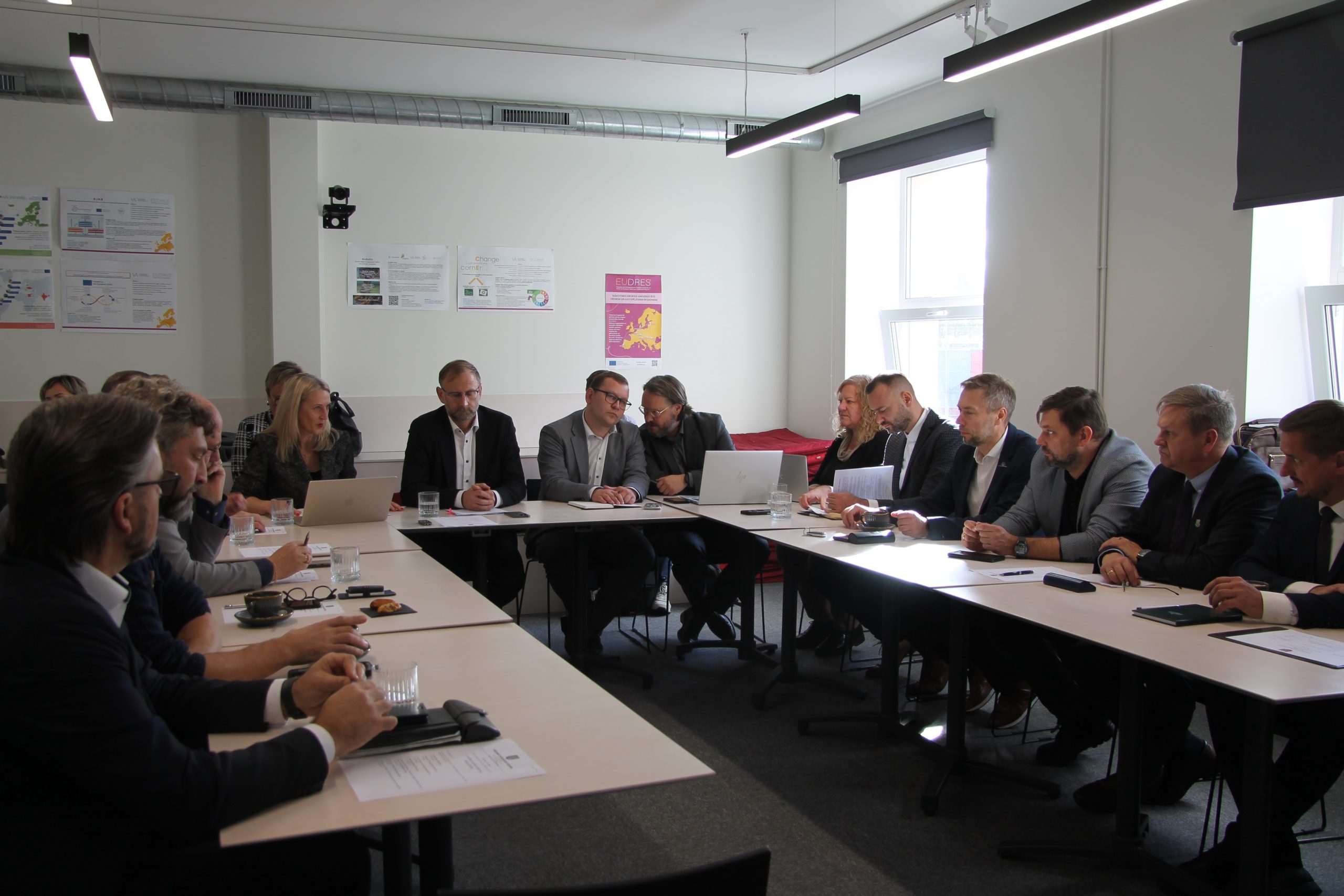 pec diskusijas ar satiksmes ministru sanemts solijums parskatit planotas sabiedriska transporta izmainas vidzeme