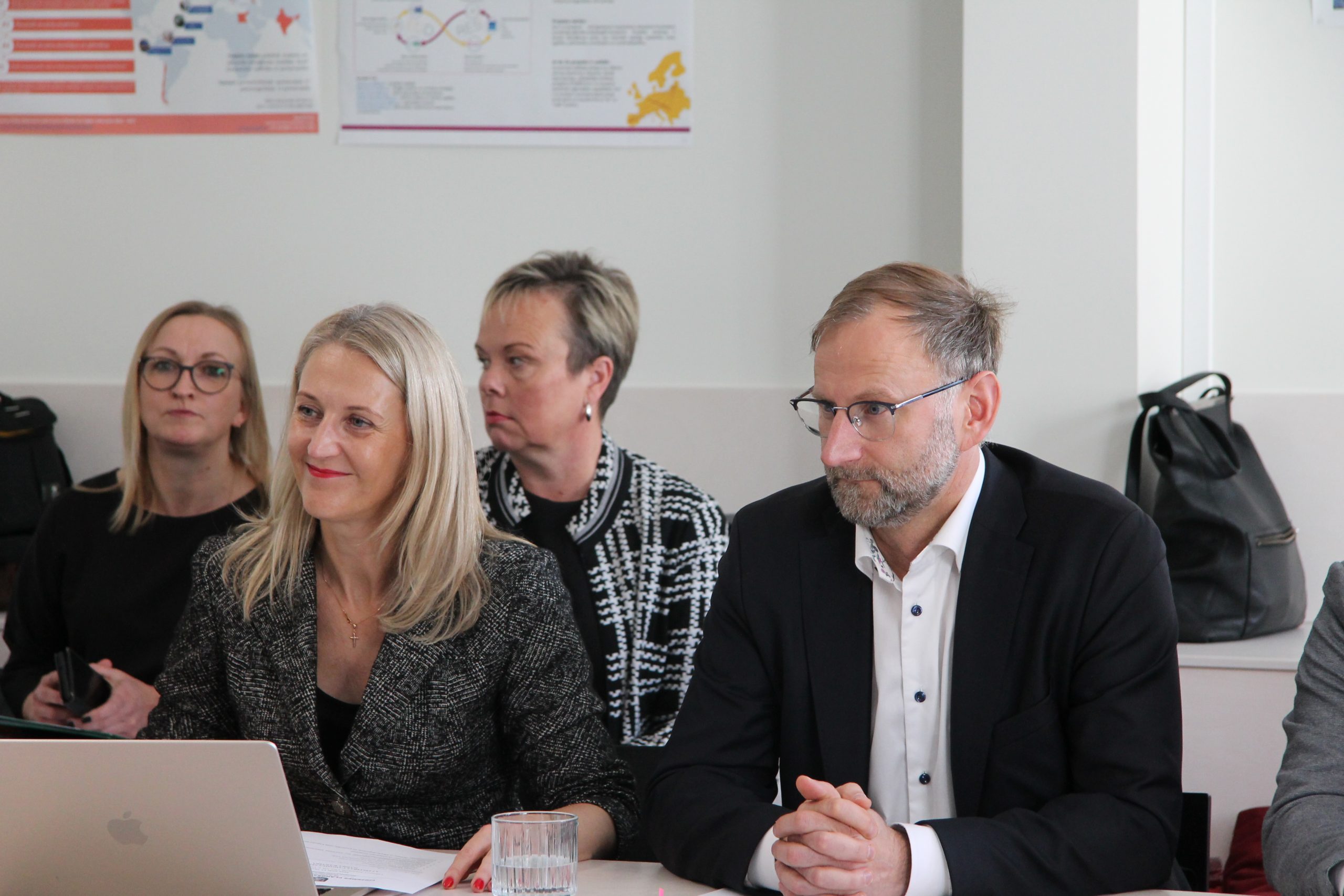 pec diskusijas ar satiksmes ministru sanemts solijums parskatit planotas sabiedriska transporta izmainas vidzeme