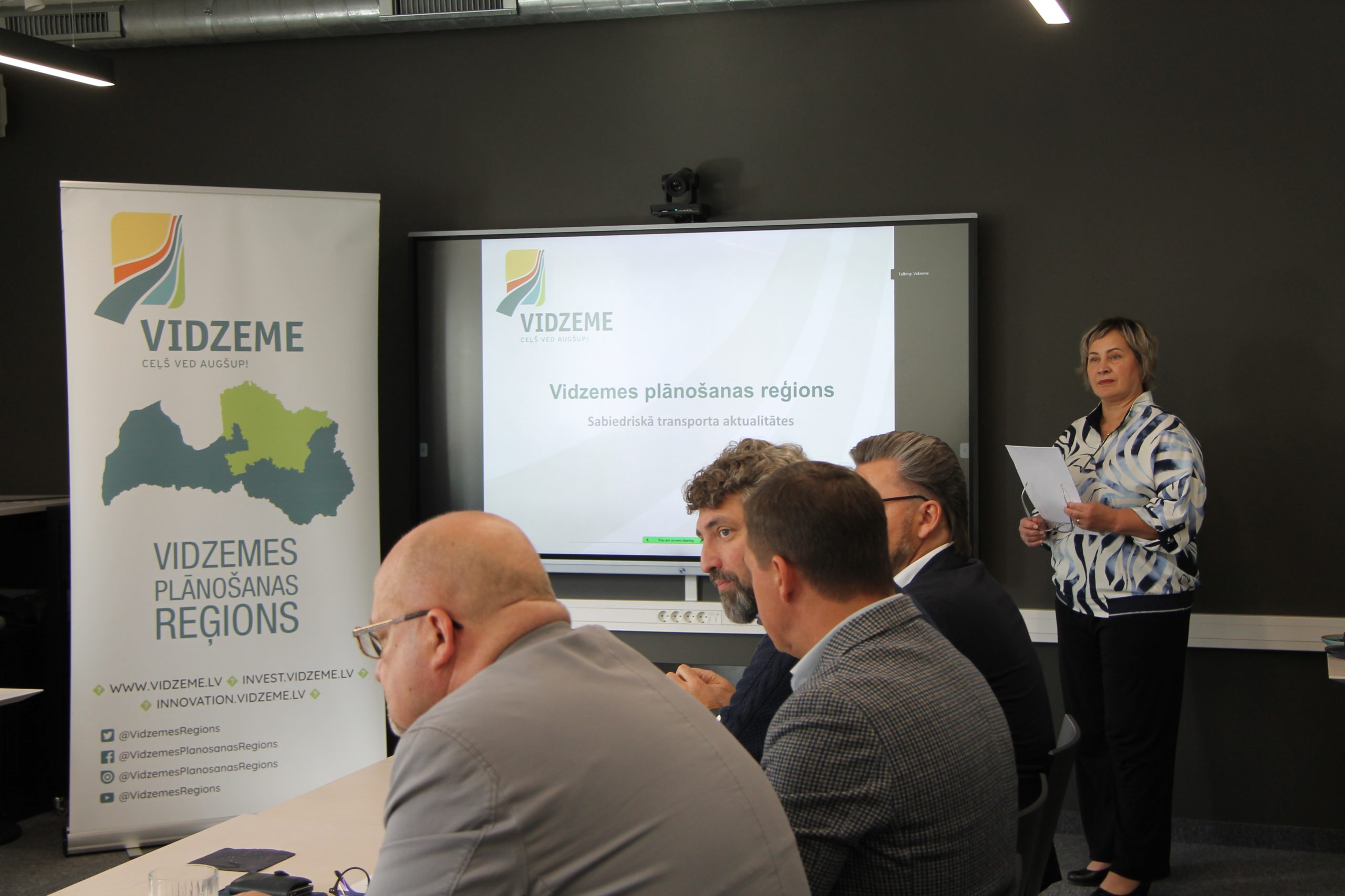 pec diskusijas ar satiksmes ministru sanemts solijums parskatit planotas sabiedriska transporta izmainas vidzeme