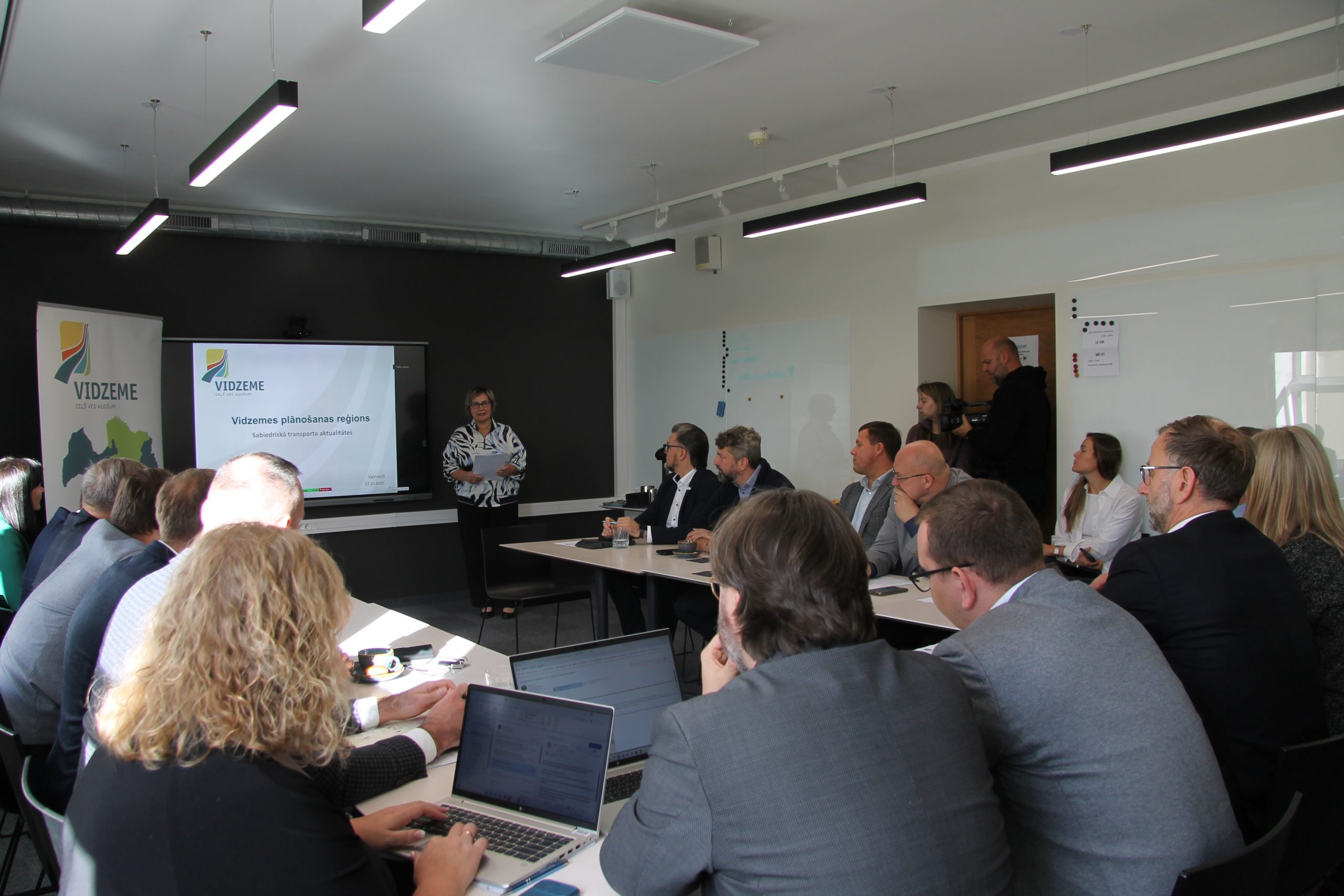 pec diskusijas ar satiksmes ministru sanemts solijums parskatit planotas sabiedriska transporta izmainas vidzeme