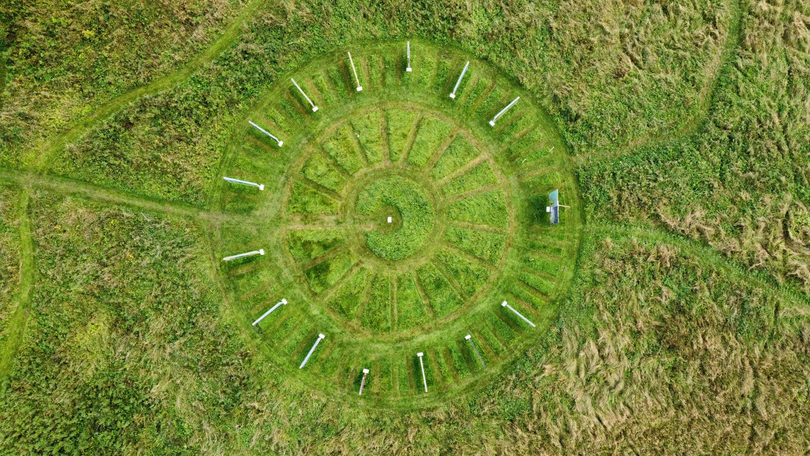 noskaidroti jauno makslinieku balvas pavasaris 2025 laureati aicinam uz apbalvosanas ceremoniju vilhelma purvisa dzimtas majas gleznainajos vecjauzos