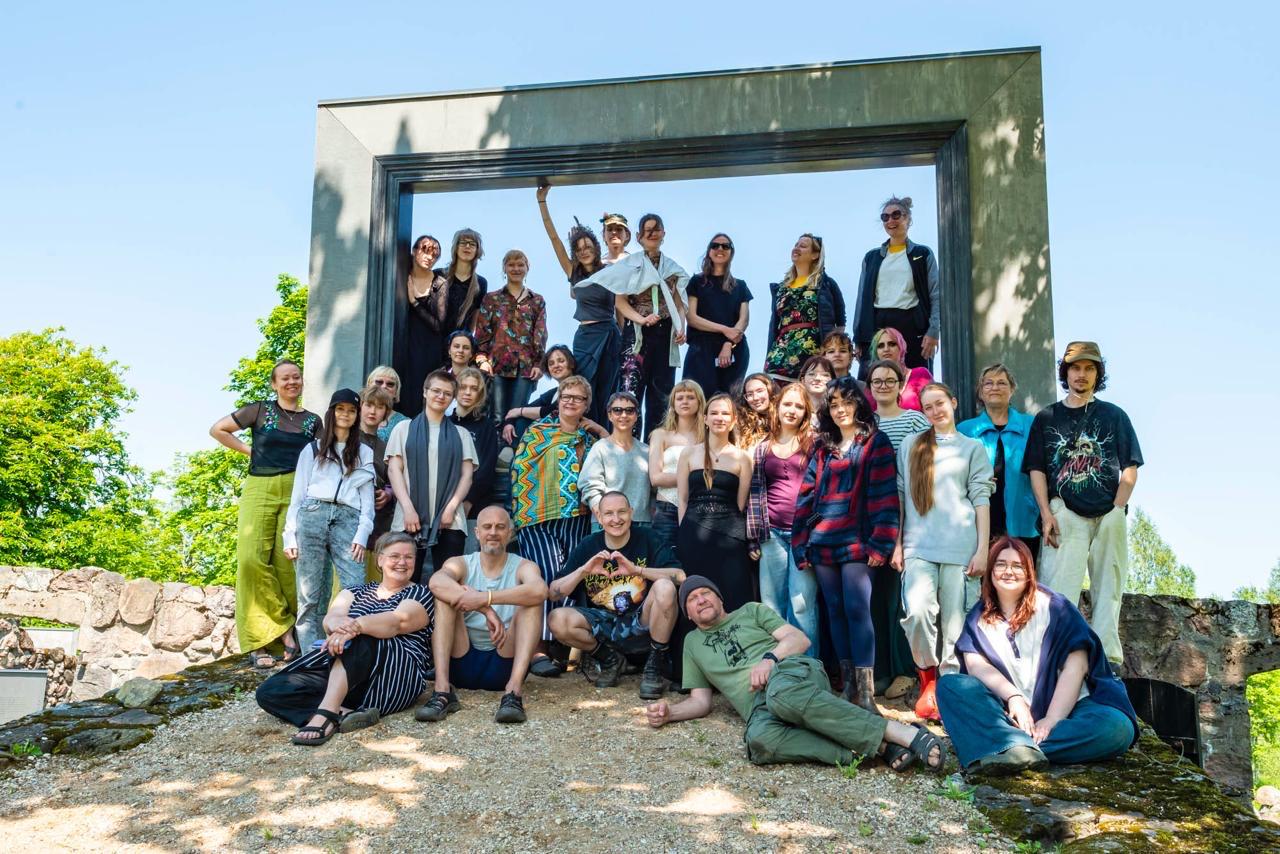 noskaidroti jauno makslinieku balvas pavasaris 2025 laureati aicinam uz apbalvosanas ceremoniju vilhelma purvisa dzimtas majas gleznainajos vecjauzos