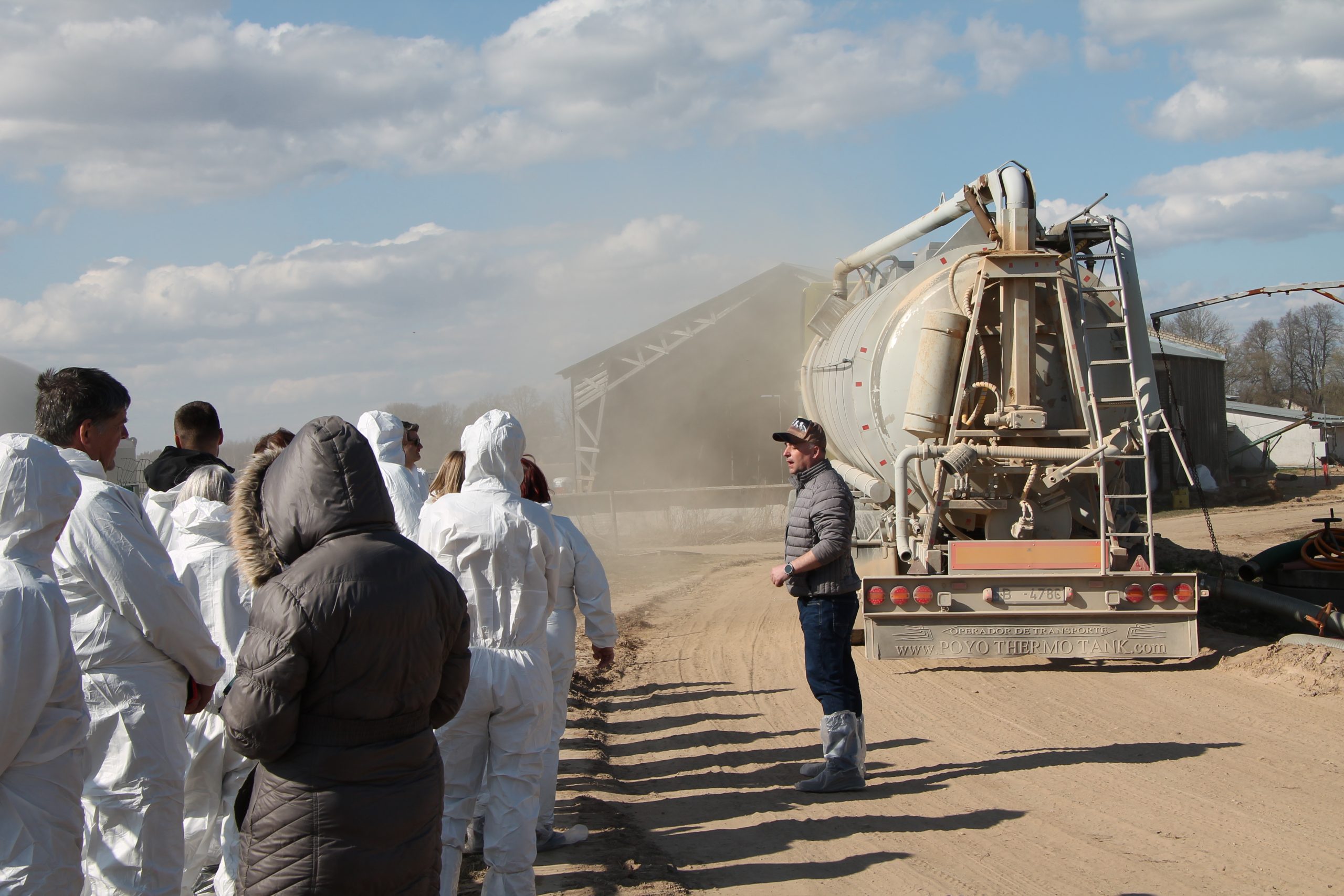 digitalizacija lauksaimnieciba uzlabo efektivitati bet izskirosa joprojam ir cilveka kompetence